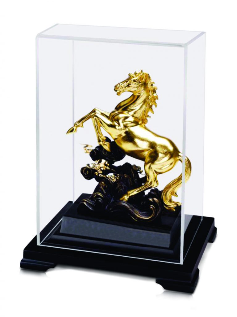 Tượng ngựa mạ vàng