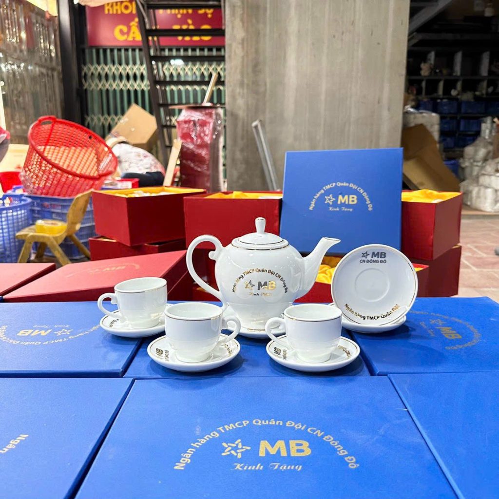 Bộ ấm chén - quà tặng đại hội đảng bộ